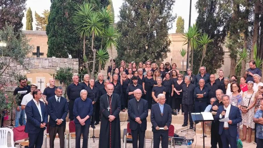 Pizzaballa riceve il Premio Don Tonino Bello: «Lui non sarebbe stato zitto. La violenza non è solo militare. Bisogna disarmare il linguaggio e il pensiero»