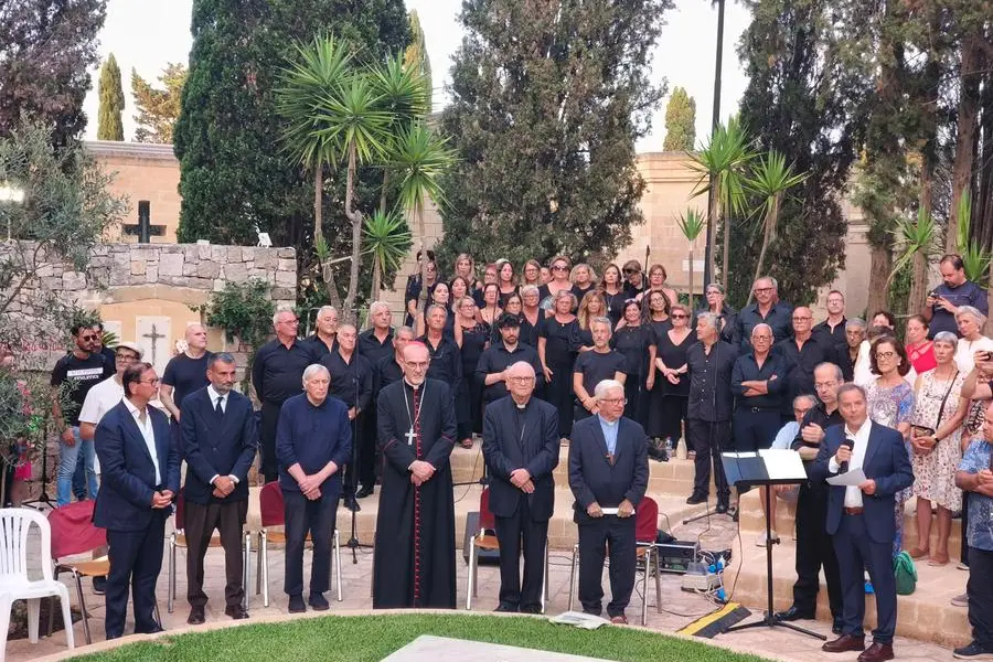 Il cardinale Pizzaballa insieme a, da sinistra, il presidente della Regione Puglia De Caro, don Luigi Ciotti, monsignor Vito Angiuli e monsignor Giovanni Ricchiuti davanti alla tomba di don Tonino Bello nel cimitero di Alessano