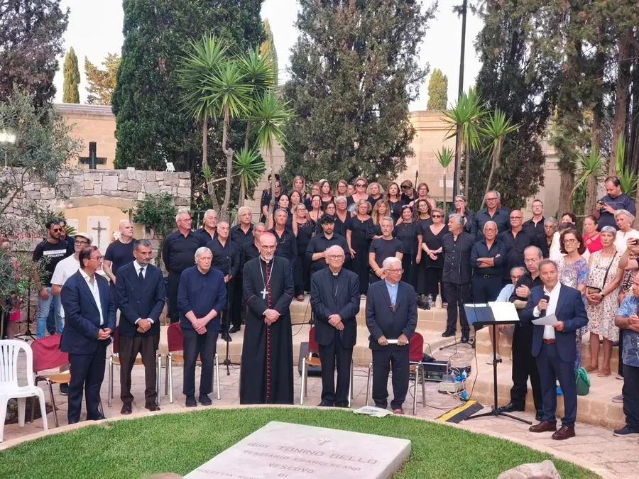 Pizzaballa riceve il Premio Don Tonino Bello: «Lui non sarebbe stato zitto. La violenza non è solo militare. Bisogna disarmare il linguaggio e il pensiero»