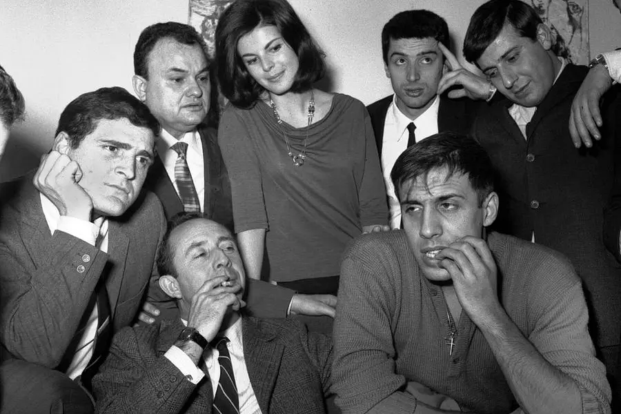 VARIE RETRO ANNI 60 - ADRIANO CELENTANO ALLA RAI CON EROS MACCHI E IL SUO \\\"CLAN\\\" AL COMPLETO : SI RICONOSCONO LUCIAO TAJOLI , SERENA CANTALUPPI E DON BACKY .