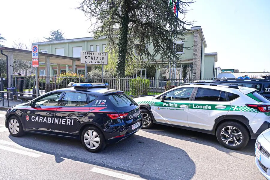 Le forze dell\\'ordine davanti alla scuola la mattina dell\\'accoltellamento. ANSA , ANSA