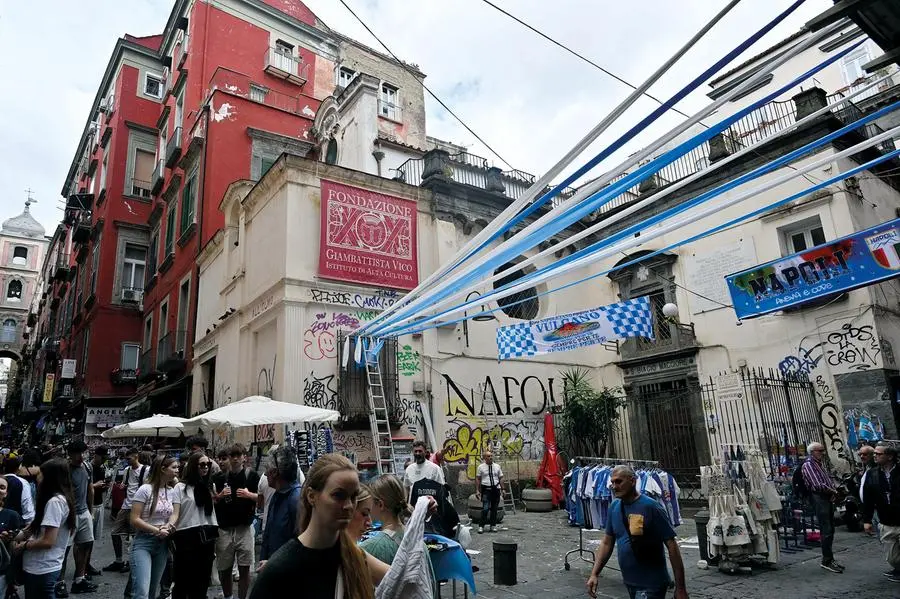 Il quartiere di Spaccanapoli nel centro della citt\\u00E0 con i colori della squadra di calcio , IPA