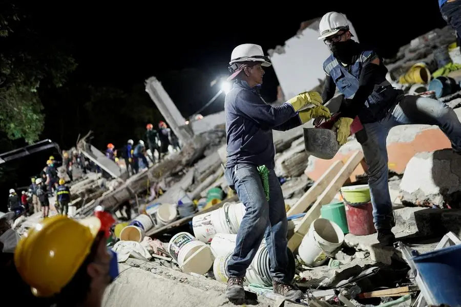 Soccorritori al lavoro tra le macerie a Cali. , REUTERS