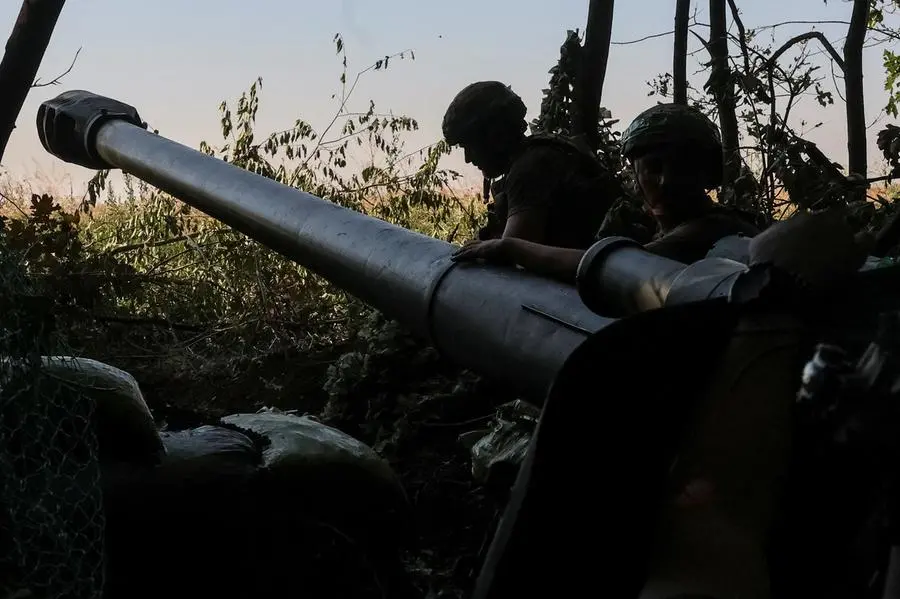 Ucraina, militari della 15\\u00AA Brigata \\u201CKara-Dag\\u201D della Guardia Nazionale preparano il lancio di un obice 2A65 Msta-B da 152 mm contro le forze russe, in una posizione vicino alla linea del fronte a Dobropillia, nella regione di Donetsk , REUTERS