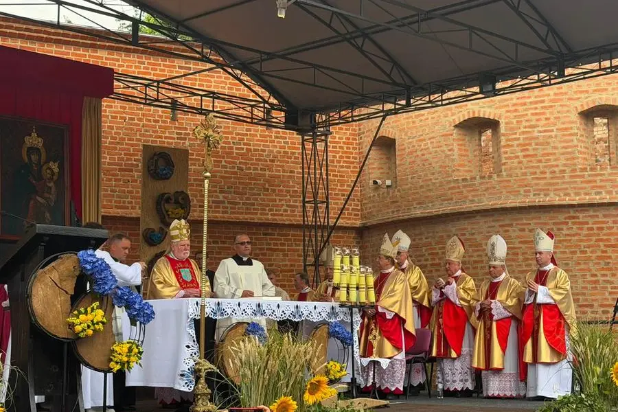 L\\'arcivesxovo Paul Ghallager celebra la messa al Santuario mariano di Berdychiv il 19 luglio.