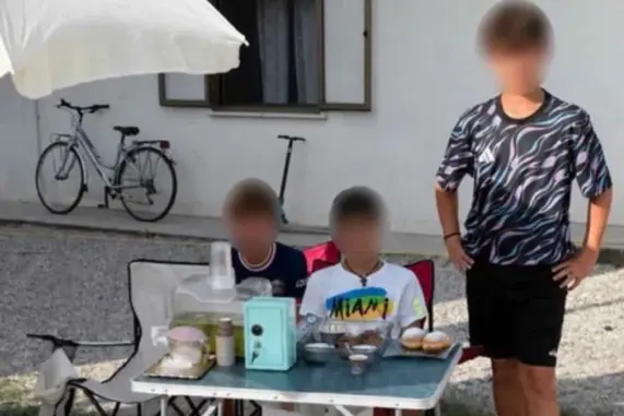 Tre giovanissimi vendono limonata fatta in casa a Udine