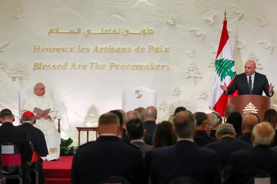 Papa Leone XIV ascolta il discorso del presidente della Repubblica libanese Joseph Aoun durante l'incontro con le autorità, la società civile e il corpo diplomatico al Palazzo Presidenziale