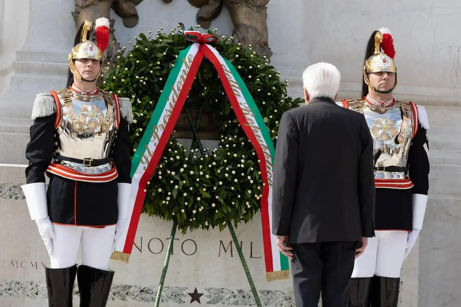 Il presidente della Repubblica Sergio Mattarella depone una corona d\\u2019alloro sulla Tomba del Milite Ignoto all\\u2019Altare della Patria durante le celebrazioni per l\\u201980\\u00B0 anniversario della Festa della Repubblica. , ANSA