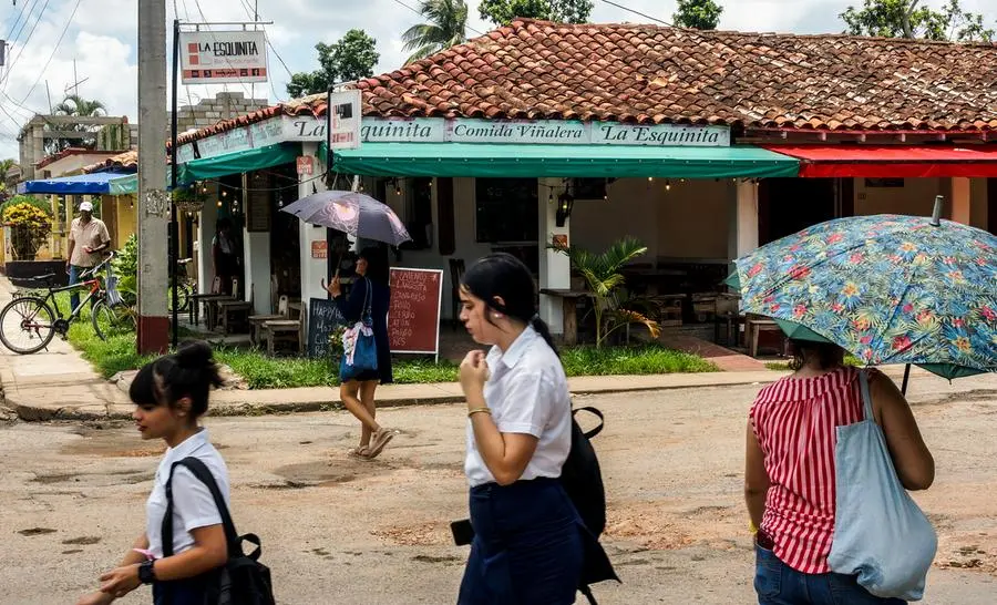 Cuba, Viñales - Studentesse per strada