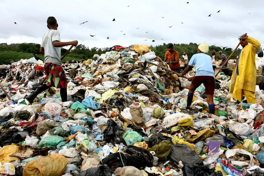 Alcuni ragazzi cercano tessuti riutilizzabili in una discarica di vestiti nei pressi della citt\\u00E0 brasiliana di Itabuna. , Getty Images
