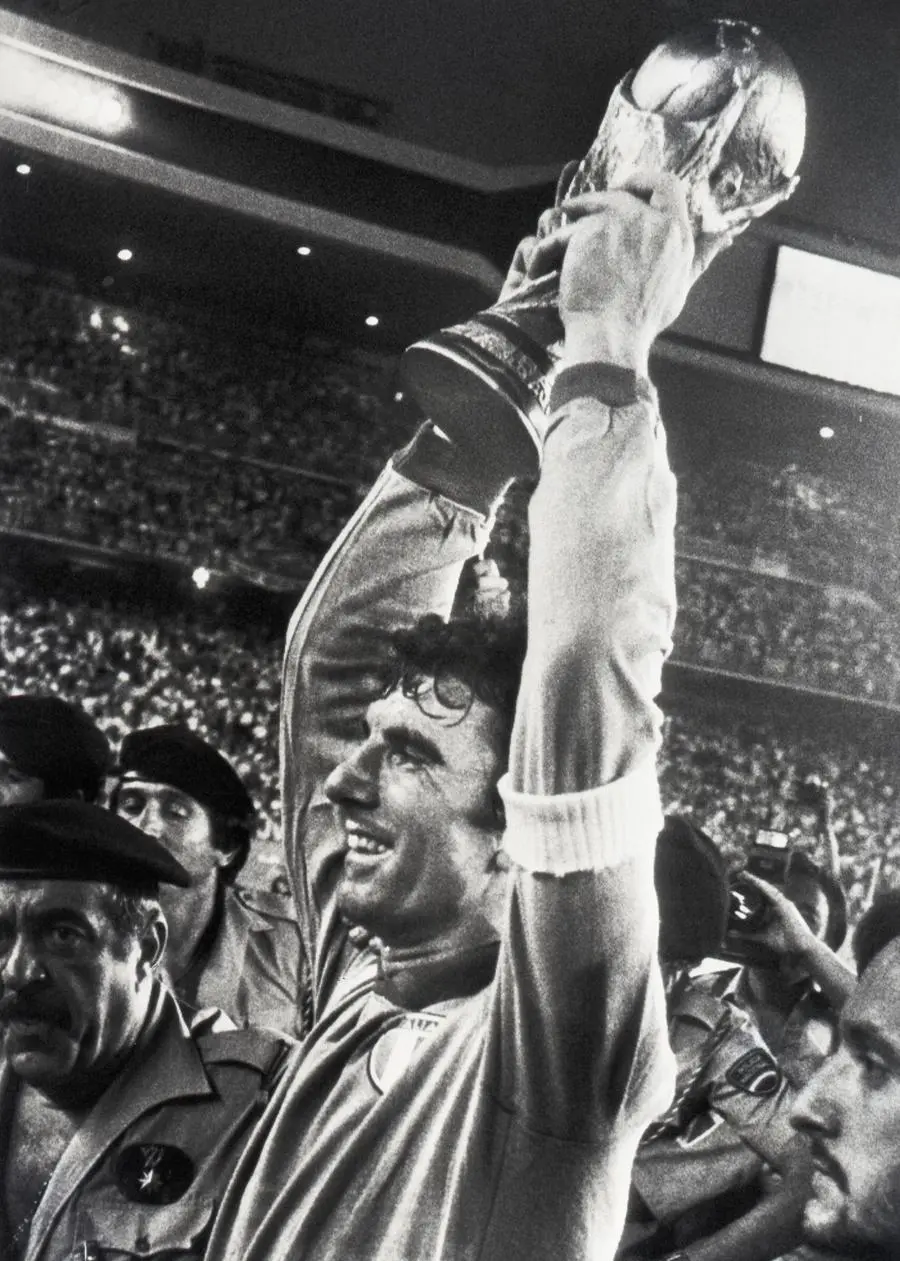 Il capitano Dino Zoff alza la Coppa del mondo vinta dalla Nazionale italiana, l'11 luglio 1982 a Madrid. ANSA