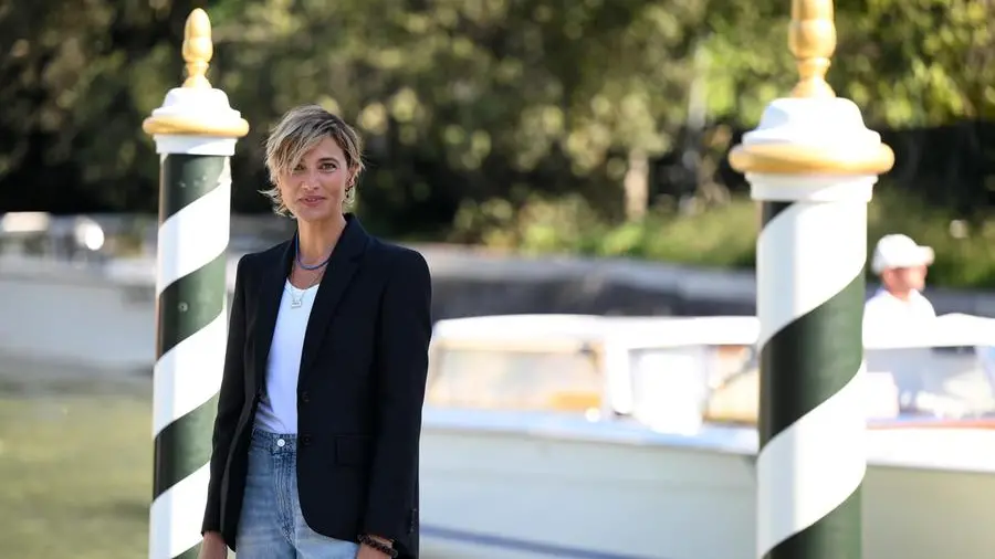 Chi è Anna Foglietta, l’attrice che debutta alla regia con un film sul “nido vuoto” in concorso a Venezia