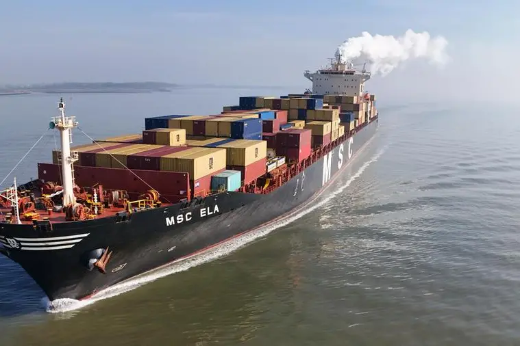 Una nave cargo lascia il porto di Anversa. Le tensioni nello Stretto di Hormuz rischiano di avere ripercussioni sui traffici marittimi e sui costi del commercio globale. , Ansa