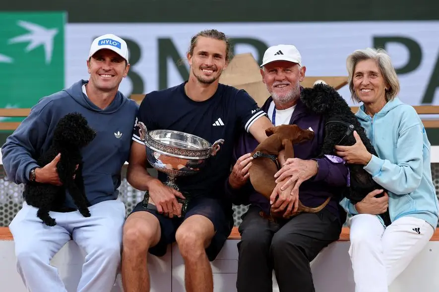 Tennis - French Open - Roland Garros, Paris, France - June 7, 2026 Germany's Alexander Zverev poses for a photograph with the trophy alongside dogs, his brother, Mischa Zverev and parents, Alexander Zverev Sr. and Irina Zvereva as he celebrates winning the final against Italy's Flavio Cobolli REUTERS/Stephane Mahe