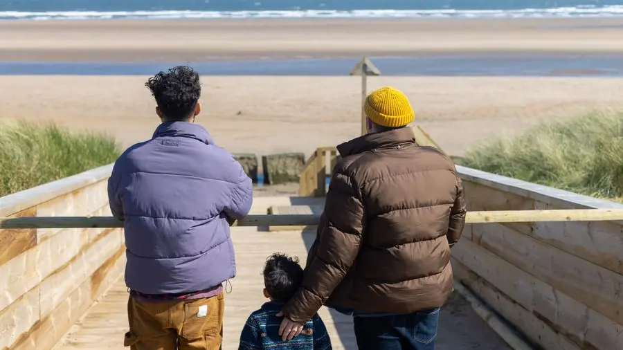 Un bambino con tre genitori: la sentenza di Bari che apre nuovi interrogativi sulla famiglia