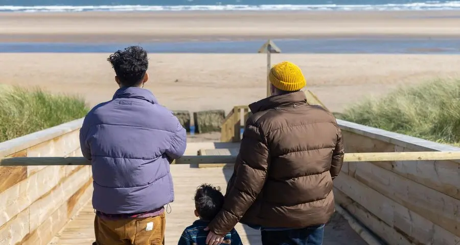 Un bambino con tre genitori: la sentenza di Bari che apre nuovi interrogativi sulla famiglia