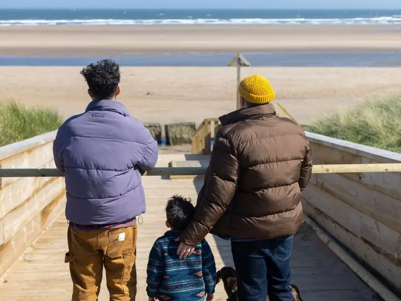Un bambino con tre genitori: la sentenza di Bari che apre nuovi interrogativi sulla famiglia
