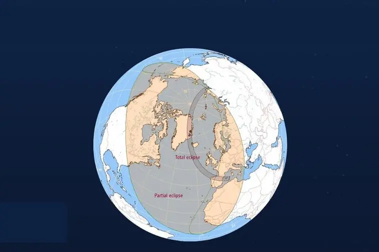 La mappa dove sarà visibile l'eclisse solare del 12 agosto. La fascia più scura corrisponde alle zone dove si potrà vedere l'eclisse totale, quella più chiara dove il fenomeno si potrà ammirare in maniera parziale