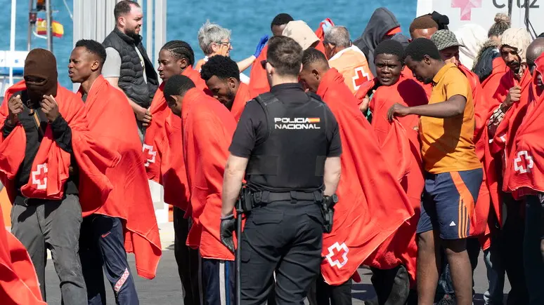 La Spagna e i diritti agli invisibili: cosa ci dice il boom di domande di regolarizzazione