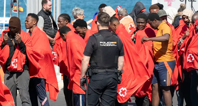 La Spagna e i diritti agli invisibili: cosa ci dice il boom di domande di regolarizzazione