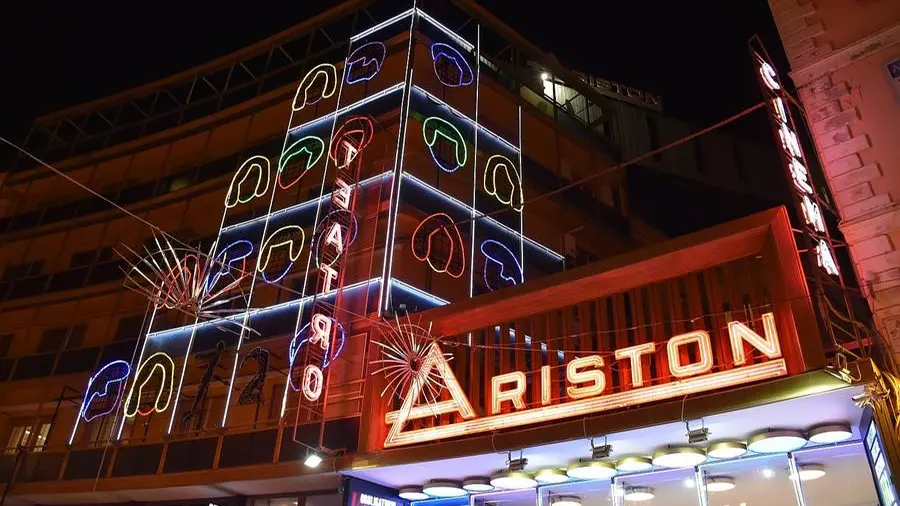 Sanremo 2026, ospiti, big, l’omaggio a Pippo Baudo. Ecco come sarà il Festival