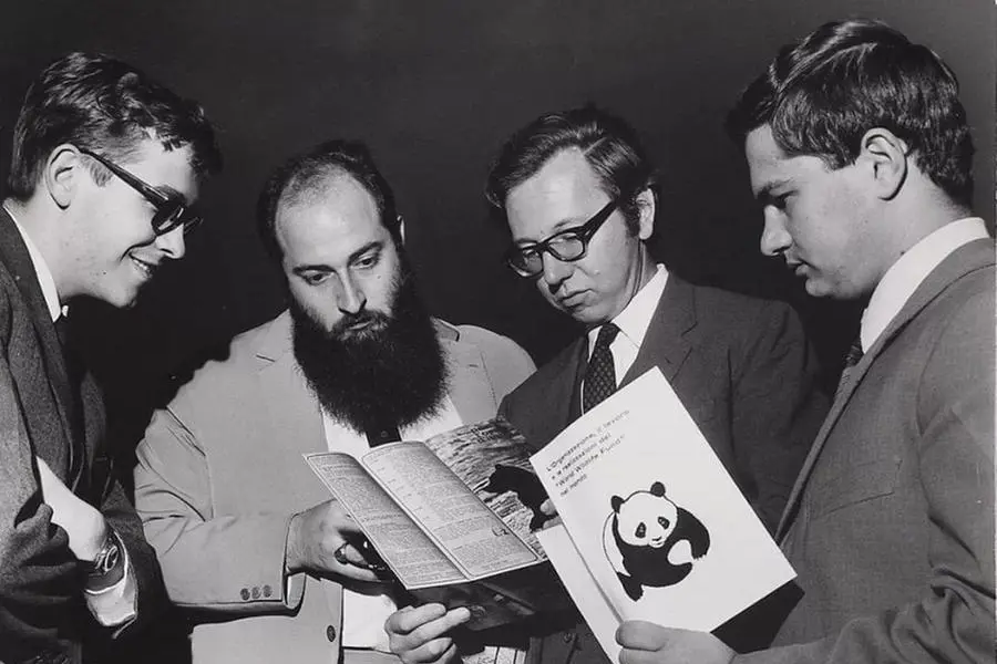 I fondatori con la rivista Panda