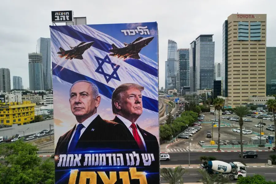 Tel Aviv, un manifesto elettorale del Likud, il partito del primo ministro israeliano Benjamin Netanyahu, che ritrae Netanyahu insieme al presidente degli Stati Uniti Donald Trump e riporta in ebraico la scritta \\u00ABAbbiamo un\\u2019unica opportunit\\u00E0 per vincere!\\u00BB , REUTERS