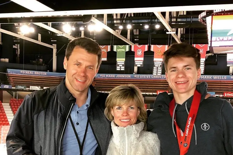 Il pattinatore Maxim Naumov con i genitori