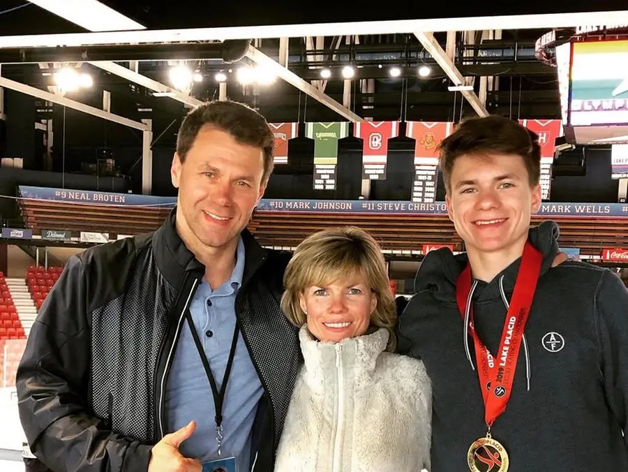 Orfano di due campioni morti tragicamente, Maxim Naumov sarà in gara sul ghiaccio alle Olimpiadi anche nel loro ricordo