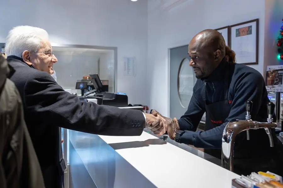 Il Presidente della Repubblica Sergio Mattarella in un locale dove lavorano detenuti ed ex detenuti, nel corso della visita al carcere di Rebibbia a Roma, 10 dicembre 2025. ANSA/Francesco Ammendola - Ufficio per la Stampa e la Comunicazione della Presidenza della Repubblica +++ UFFICIO STAMPA QUIRINALE +++ FOTO NON IN VENDITA - DA USARE SOLO PER FINI GIORNALISTICI +++ NPK +++