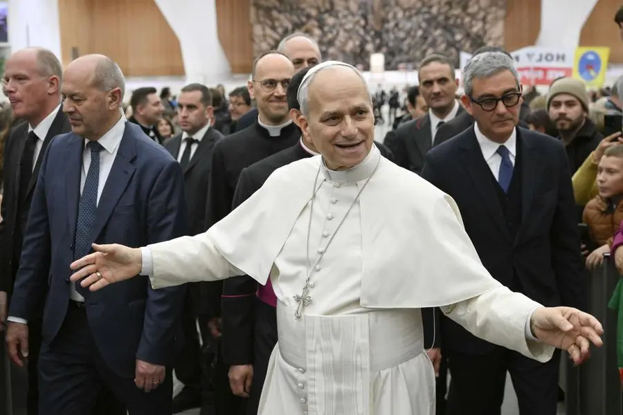 Papa Leone XIV saluta i fedeli , ANSA