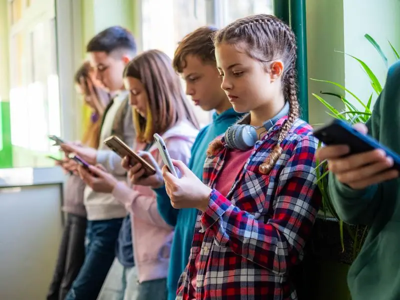 Il diritto di crescere nell’ombra: «Il divieto ai social può essere una liberazione»