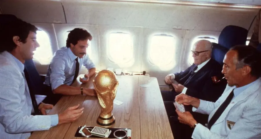 Stasera su Rai 1 il documentario \"Dino Zoff - Volevo solo fare bene il mio lavoro\". Riportiamo un'intervista al grande portiere in cui ricorda la partita a scopone con Sandro Pertini e la visita degli azzurri al Quirinale dopo i Mondiali di Spagna