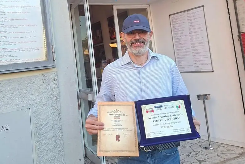 Il collaboratore di Famiglia Cristiana Ignazio Riccio con la targa del Premio Ponte Vecchio di Firenze.