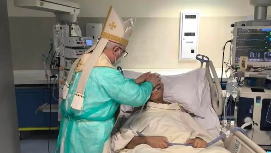 Catania, ordinato diacono sul letto d’ospedale. Il commovente “Eccomi” di Pino Cannavò