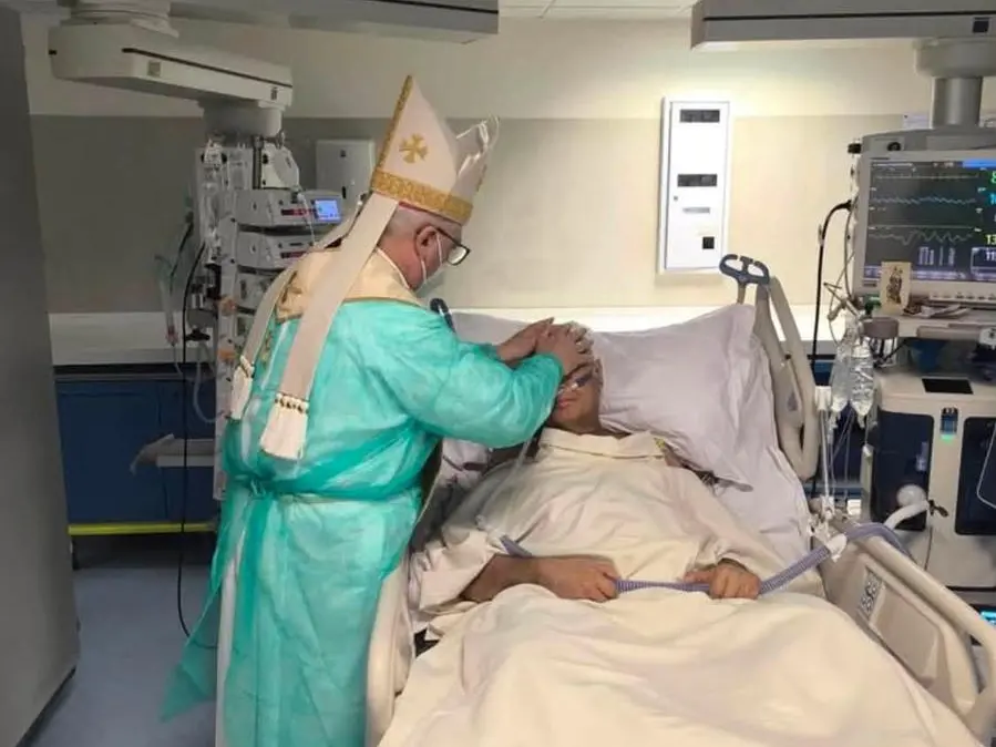 Catania, ordinato diacono sul letto d’ospedale. Il commovente “Eccomi” di Pino Cannavò