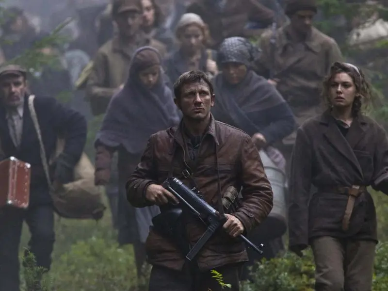 Stasera in Tv “Defiance – I giorni del coraggio”: la vera storia dei partigiani che salvarono più di mille ebrei