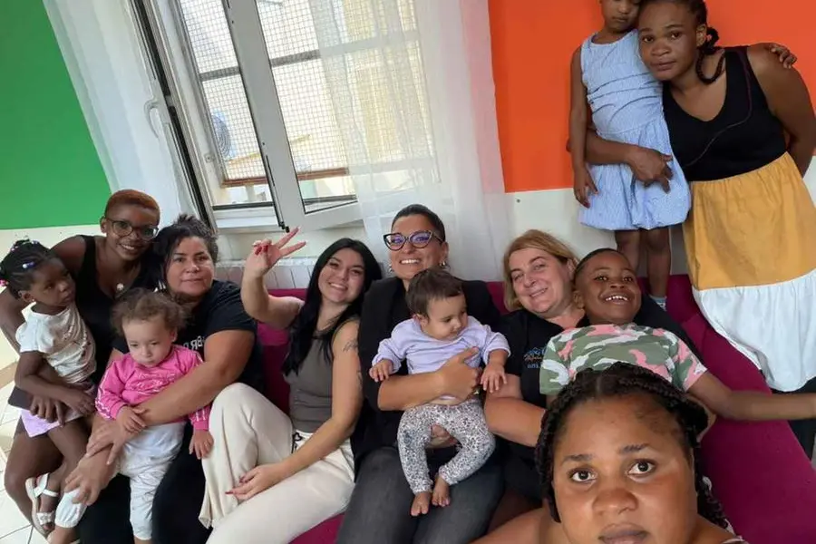 Un\\'immagine delle madri con i figli ospitate nella Casa della Pace don Tonino Bello di Napoli