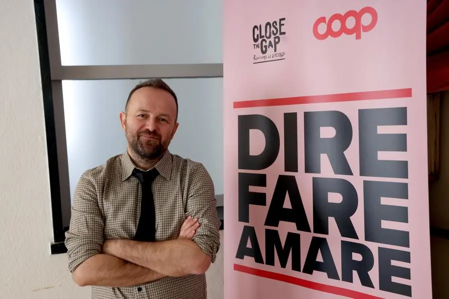 Enrico Galiano, scrittore e insegnante, testimonial dell'iniziativa \\\"Direi, Fare, Amare\\\" in occasione della seconda edizione della campagna “Dire, fare, amare” di Coop, presentazione di “Agenda Close the Gap 2026” e i nuovi progetti di formazione delle Cooperative di Consumatori. Milano 27 Febbraio. (NPK) ANSA / MATTEO BAZZI