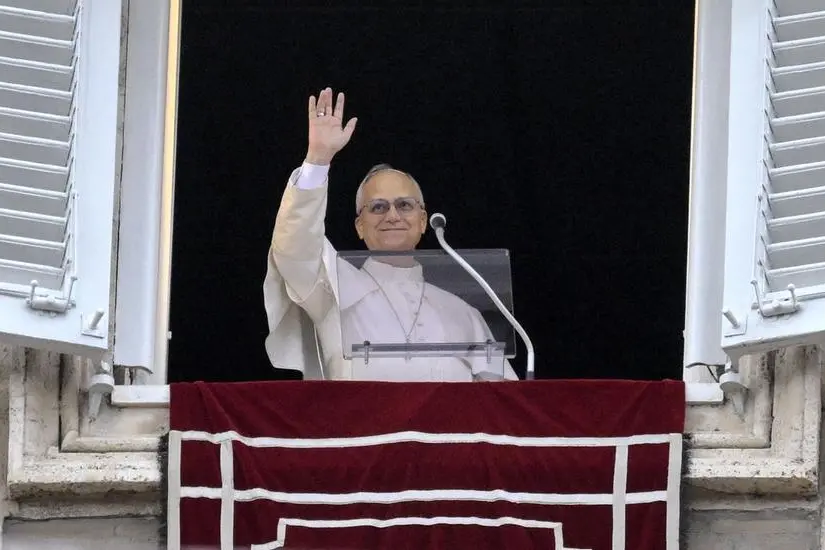 Papa Leone XIV saluta i fedeli riuniti in piazza San Pietro per l\\'Angelus. , ANSA