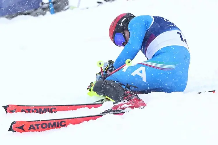 L'italiano Alex Vinatzer sconsolato dopo l'uscita nello slalom maschile (foto EPA)