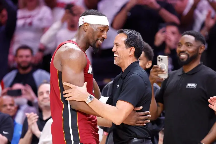 Il coach dei Miami Heat Erik Spoelstra, a destra, si congratula con il suo giocatore Bam Adebayo, per gli 83 punti, seconda prestazione di sempre nella Nba (Reuters)