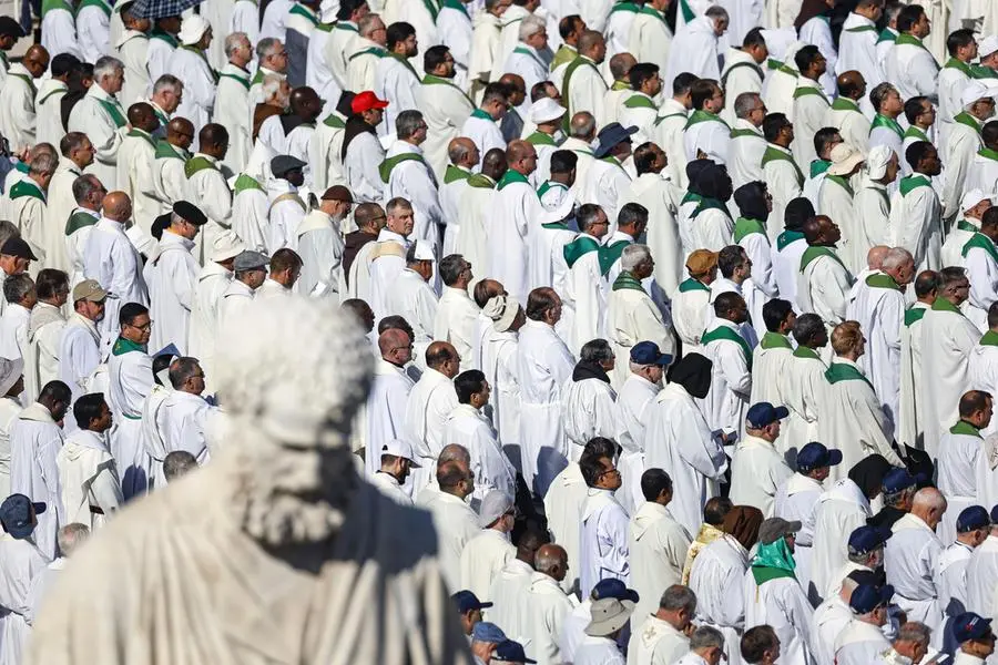 Sacerdoti in piazza San Pietro durante il Giubileo della vita consacrata con papa Leone XIV , ANSA