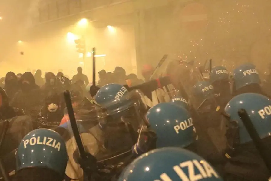 Scontri tra polizia e manifestanti a MIlano il 7 febbraio. , ANSA