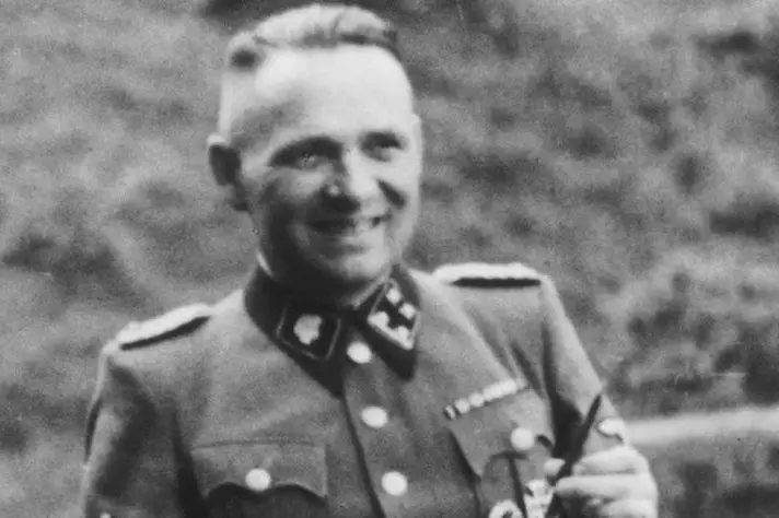 Rudolf H\\u00F6ss fu a capo di Auschwitz dal 1940 al 1943. Nel maggio del 1946 fu estradato in Polonia, dove venne processato per omicidio e infine condannato a morte per impiccagione. Fu ucciso il 16 aprile del 1947 proprio ad Auschwitz
