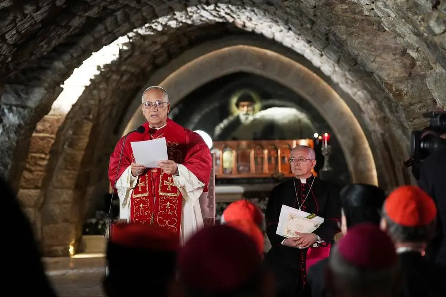 Papa Leone davanti alla tomba di San Charbel Makhlouf nel Monastero di Saint Maroun ad Annaya, in Libano , via REUTERS