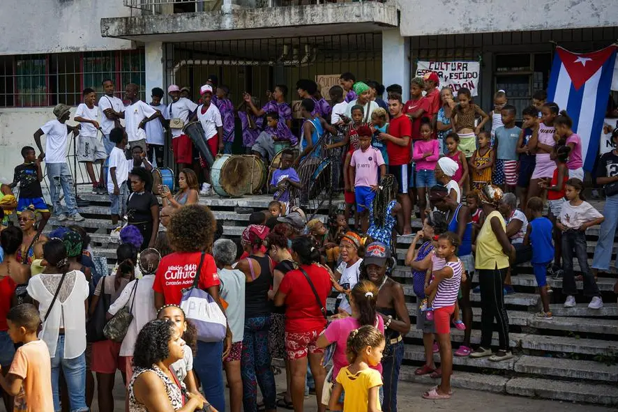Ragazzi per le strade di un quartiere di Santiago di Cuba.