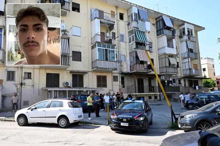 In alto a sinistra la vittima Lorenzo Spasiano, giovane operaio incensurato, ferito a morte da un colpo di pistola al torace. Davanti alla sua abitazione, luogo dell\\'agguato, si sono riuniti parenti e amici, Napoli, 23 giugno 2026. ANSA CIRO FUSCO , ANSA
