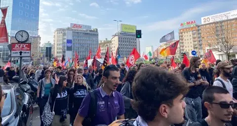 Milano in piazza, il futuro non aspetta: studenti, famiglie e lavoratori in corteo