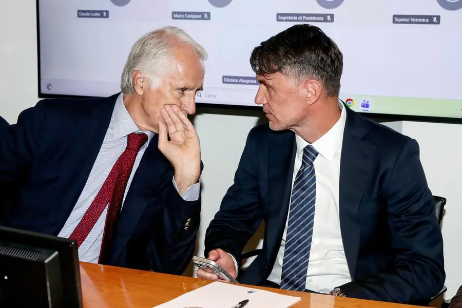 Giovanni Malag\\u00F2 e Paolo Maldini dialogano durante l\\'assemblea della Lega Serie A a Milano, 23 luglio 2026. , ANSA